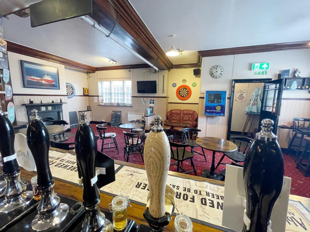 Lot: 109 - PUB WITH COURTYARD GARDEN AND FLAT ABOVE IN COASTAL TOWN - main bar from behind the bar looking out to the tables and chairs